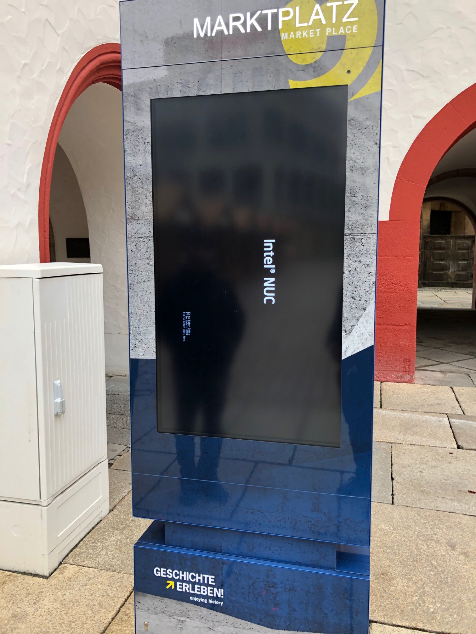Wieder mal abgestürzt. Intel NUC Inside. Kosten der Stele ca. 35.000 Euro.