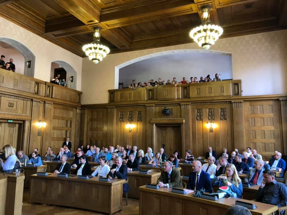 Heute wurde der neue Chemnitzer Stadtrat in Betrieb gesetzt. Sitzordnung wie bisher vorn konservativ und hinten die Querulanten und Revoluzzer. Viel Erfolg!