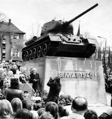 Das Panzerdenkmal bei seiner Einweihung 1975 (Foto: Schmidt, Archiv Freie Presse)