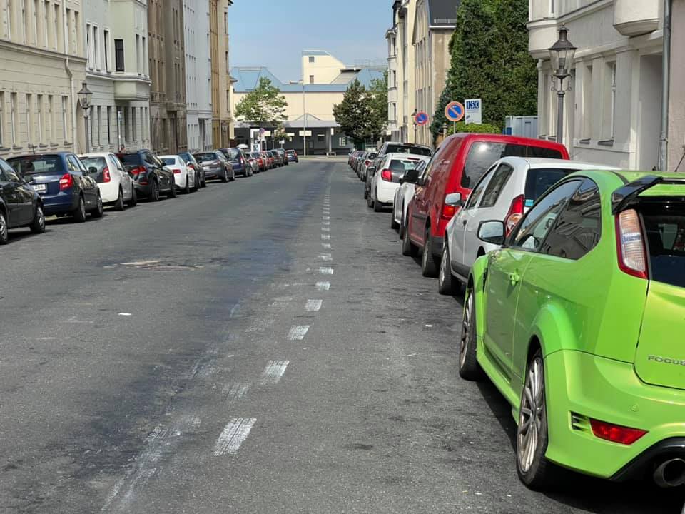 Ein erfinderischer Autofahrer hat den ersten Schutzstreifen für Radfahrer auf dem Chemnitzer Sonnenberg angelegt. #diy #makernstattmeckern #c2025