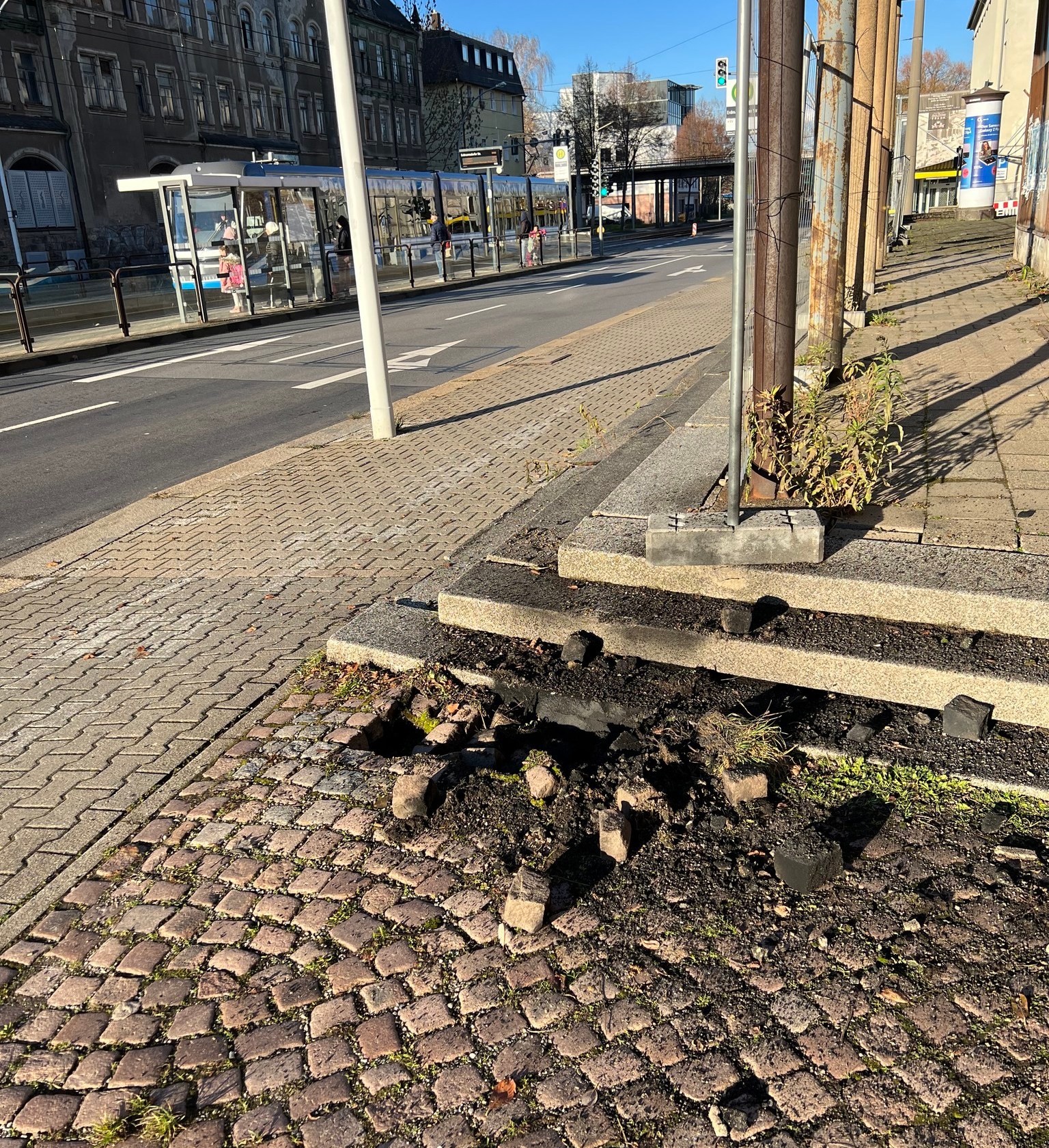 Neue Gefahren für Fußgänger im Chemnitzer Stadtverkehr: Wenn nicht nur der Strompreis explodiert, sondern auch eine 10 Kilovolt-Leitung.