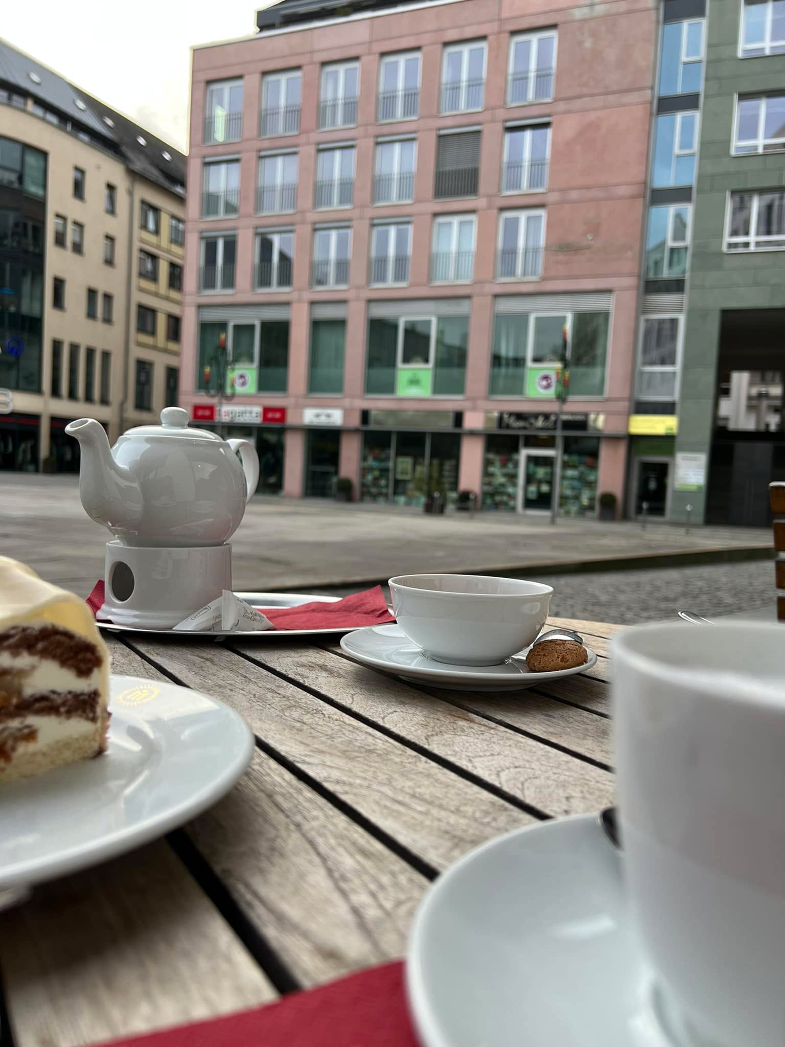 16 Grad. Außengastrosaison ist eröffnet.
