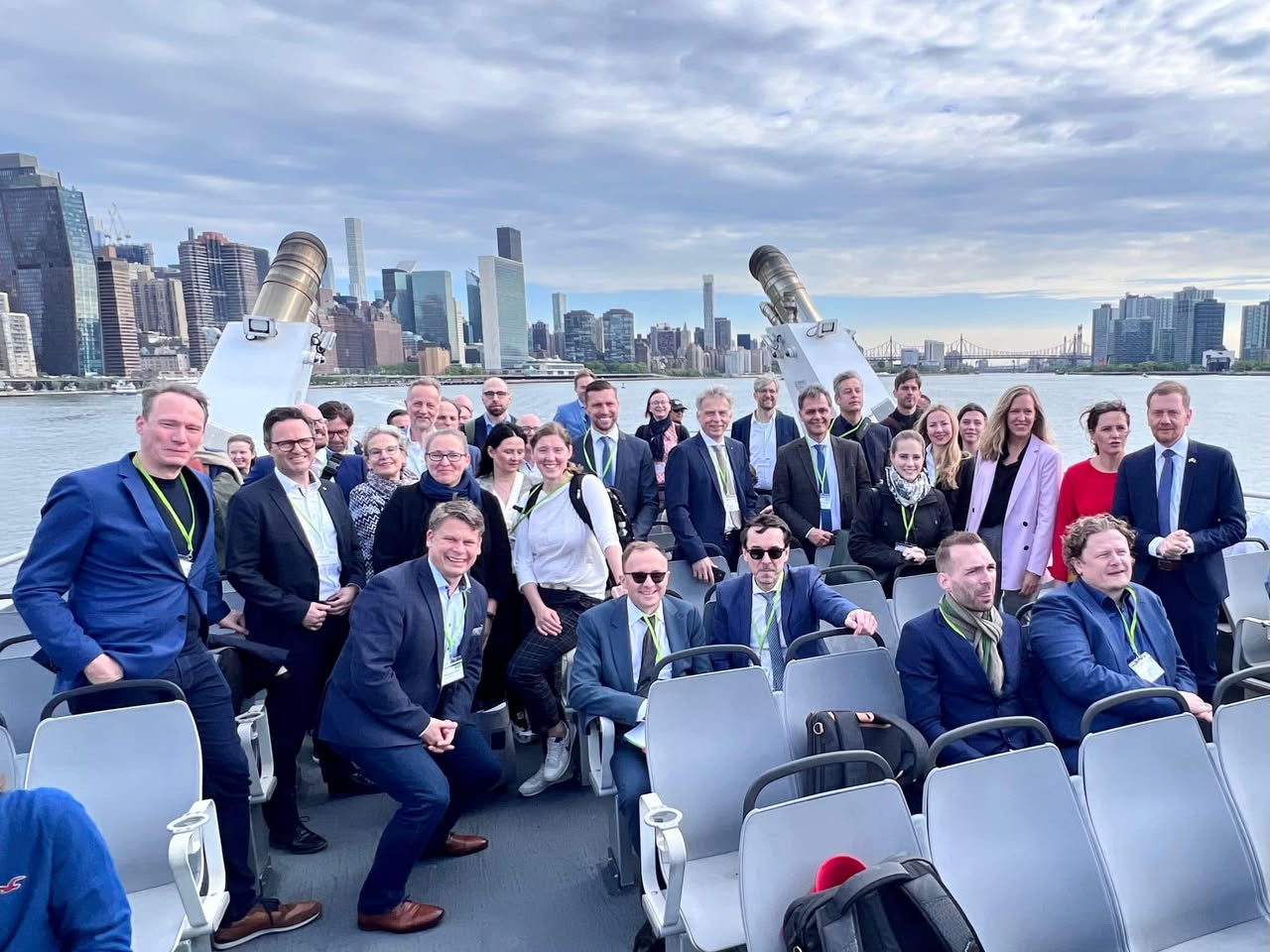 Die künstliche Intelligenz erzeugt schon skurrile Bilder: "Sachsen auf einem Raketenboot vor der Skyline von New York".